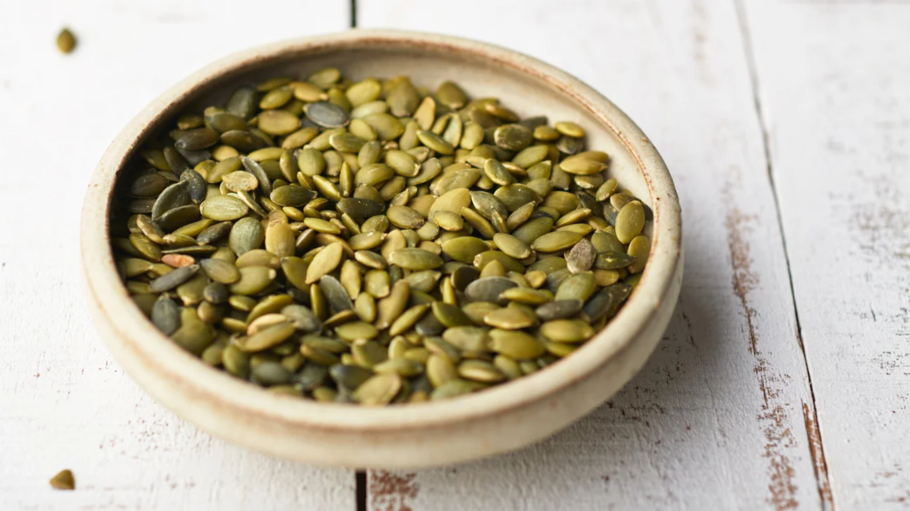 کاهش فشار خون بالا؛ 17 خوراکی مفید تخمه کدو تنبل (Pumpkin seeds)