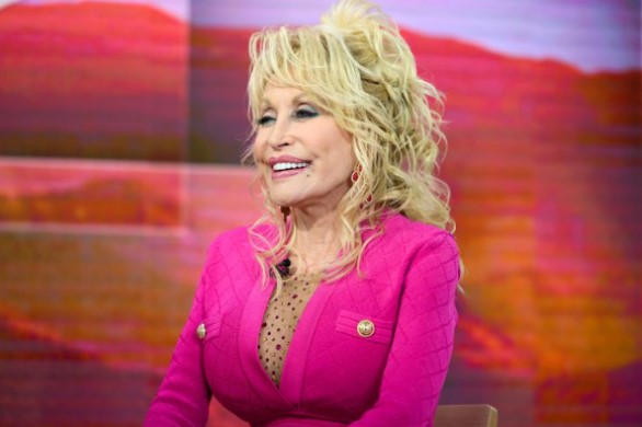 معرفی 16 فیلم‌ و برنامه‌ی تلویزیونی با محوریت زنان دالی پارتون: من اینجا هستم (Dolly Parton: Here I Am)