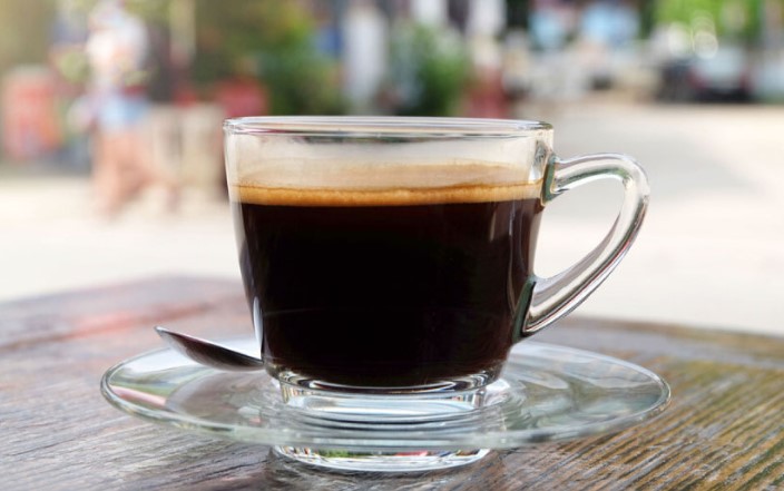 تفاوت بین اسپرسو، آمریکانو و دیگر انواع نوشیدنی‌های قهوه چیست؟ آمریکانو (Americano)