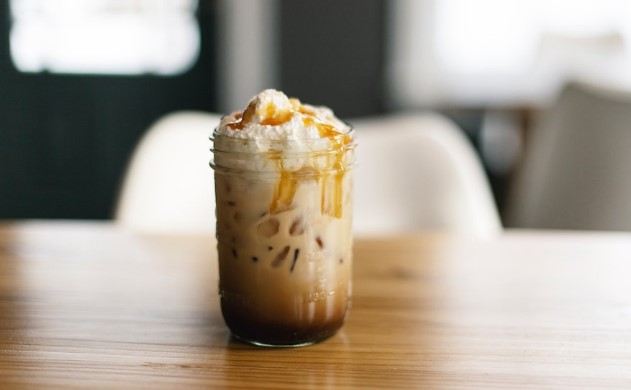 تفاوت بین اسپرسو، آمریکانو و دیگر انواع نوشیدنی‌های قهوه چیست؟ آیس لاته (Iced Latte)