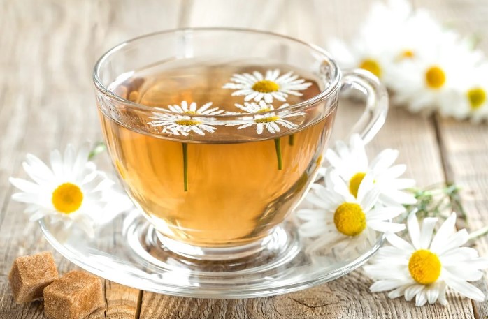 بهترین چای‌های گیاهی برای درمان سریع گلودرد؛ 7 دمنوش عالی - دمنوش بابونه (Chamomile Tea)