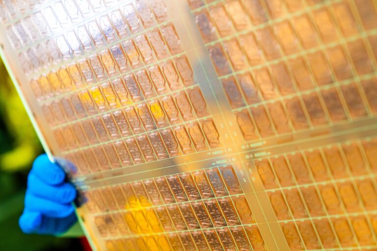 اینتل با استفاده از شیشه، صنعت پردازنده را متحول می‌کند