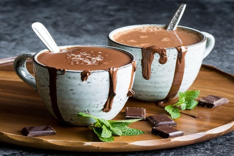 شش راهکار عملی برای تهیه شکلات داغ کافه‌ای در منزل