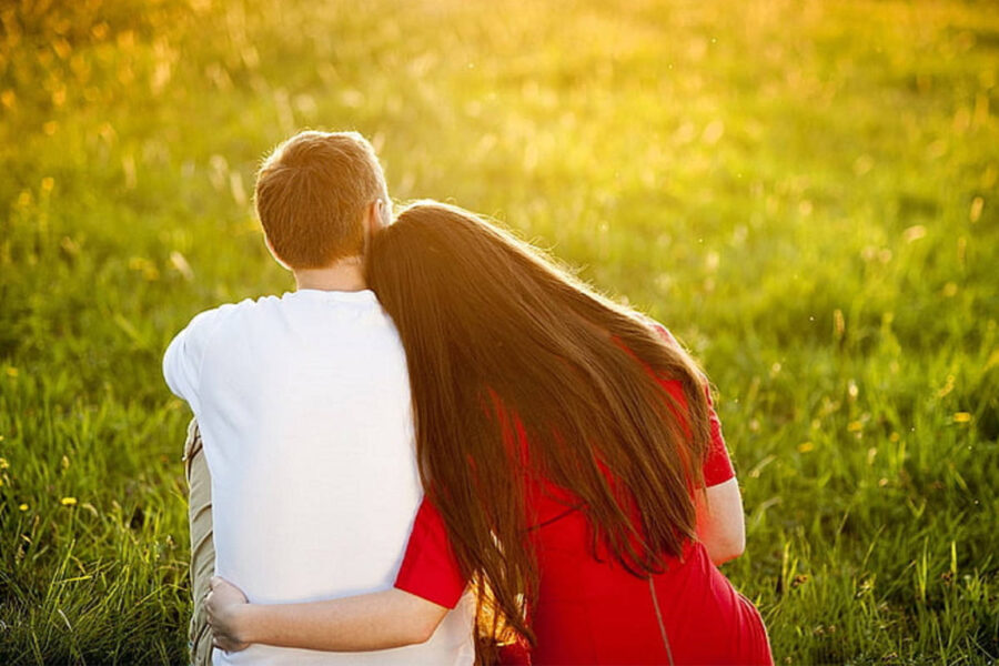 علم روانشناسی عاشقانه: ۱۱ نشانه واضح که افشای می‌کنند دختری به شما عاشق است