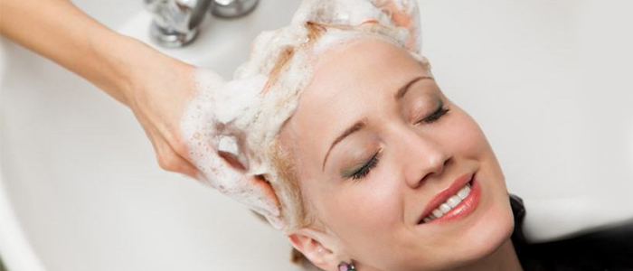  ۱۰ روش کاربردی پاک کردن رنگ مو بدون آسیب