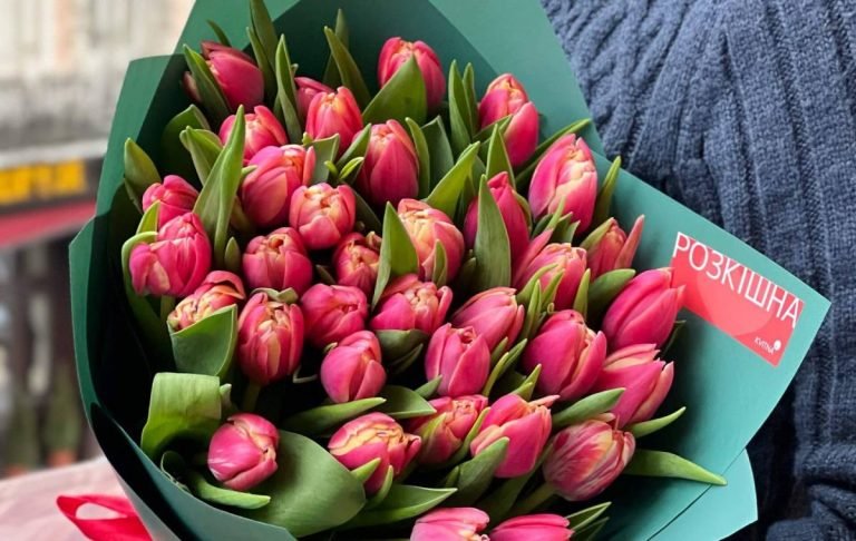 رازِ دل با گل‌ها: راهنمای انتخاب بهترین دسته گل برای عزیزان 