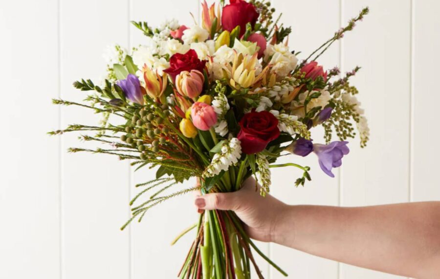 رازِ دل با گل‌ها: راهنمای انتخاب بهترین دسته گل برای عزیزان