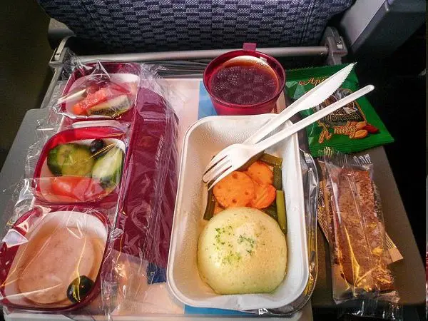 چرا در هواپیما غذاها مزه دیگری دارند؟