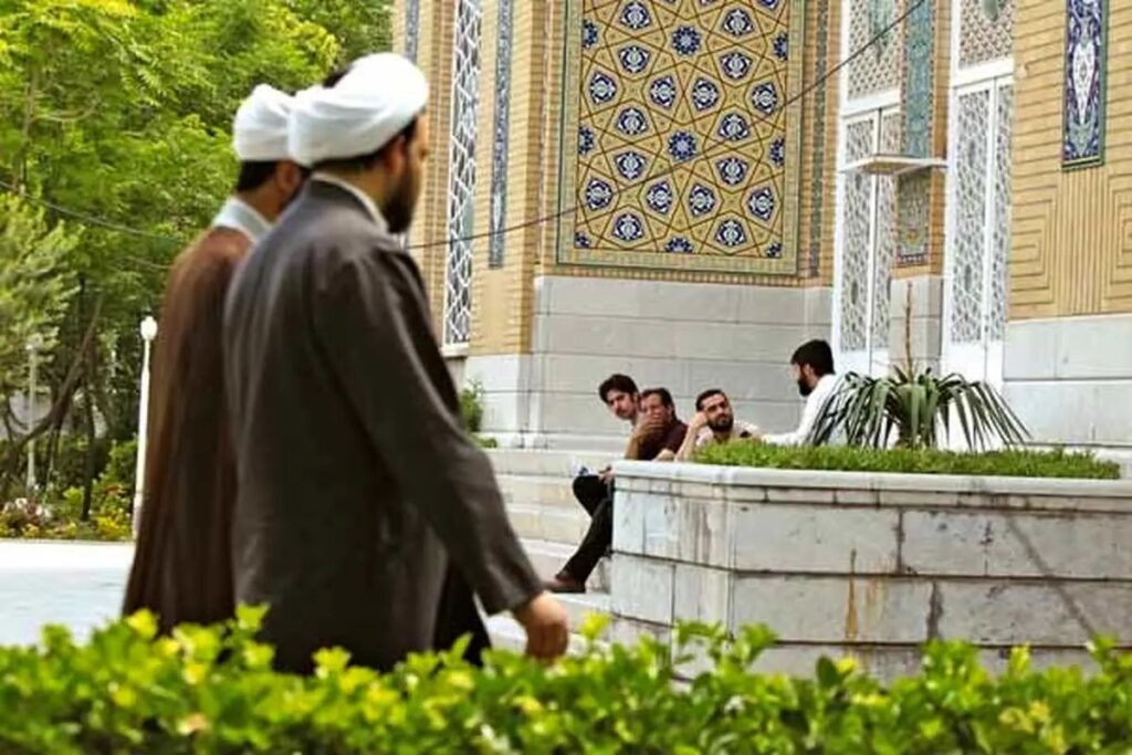 "کیهان: سفره روحانیون خالی‌تر از همیشه!"
