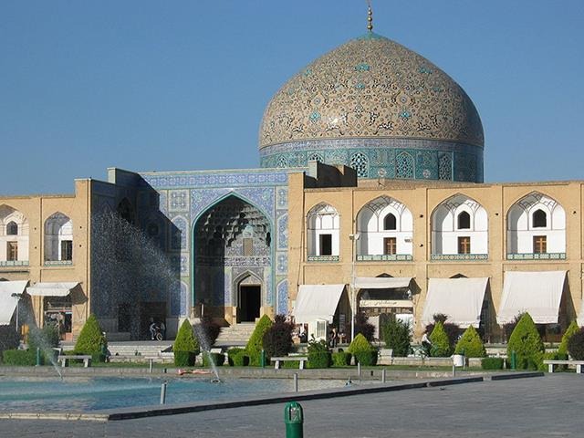 هنرنمایی بر روی سنگ و گچ: معرفی سبک معماری اسلامی