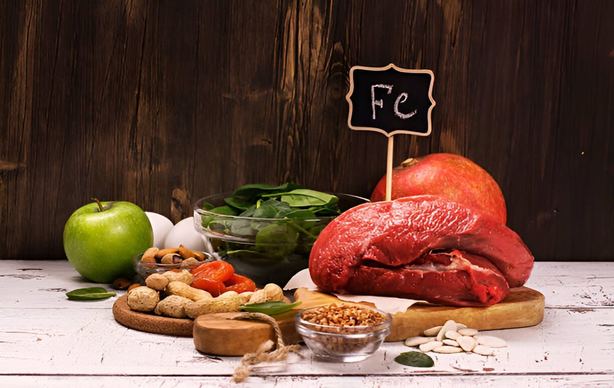 چرا موهایم می‌ریزد؟ نقش تغذیه در ریزش مو