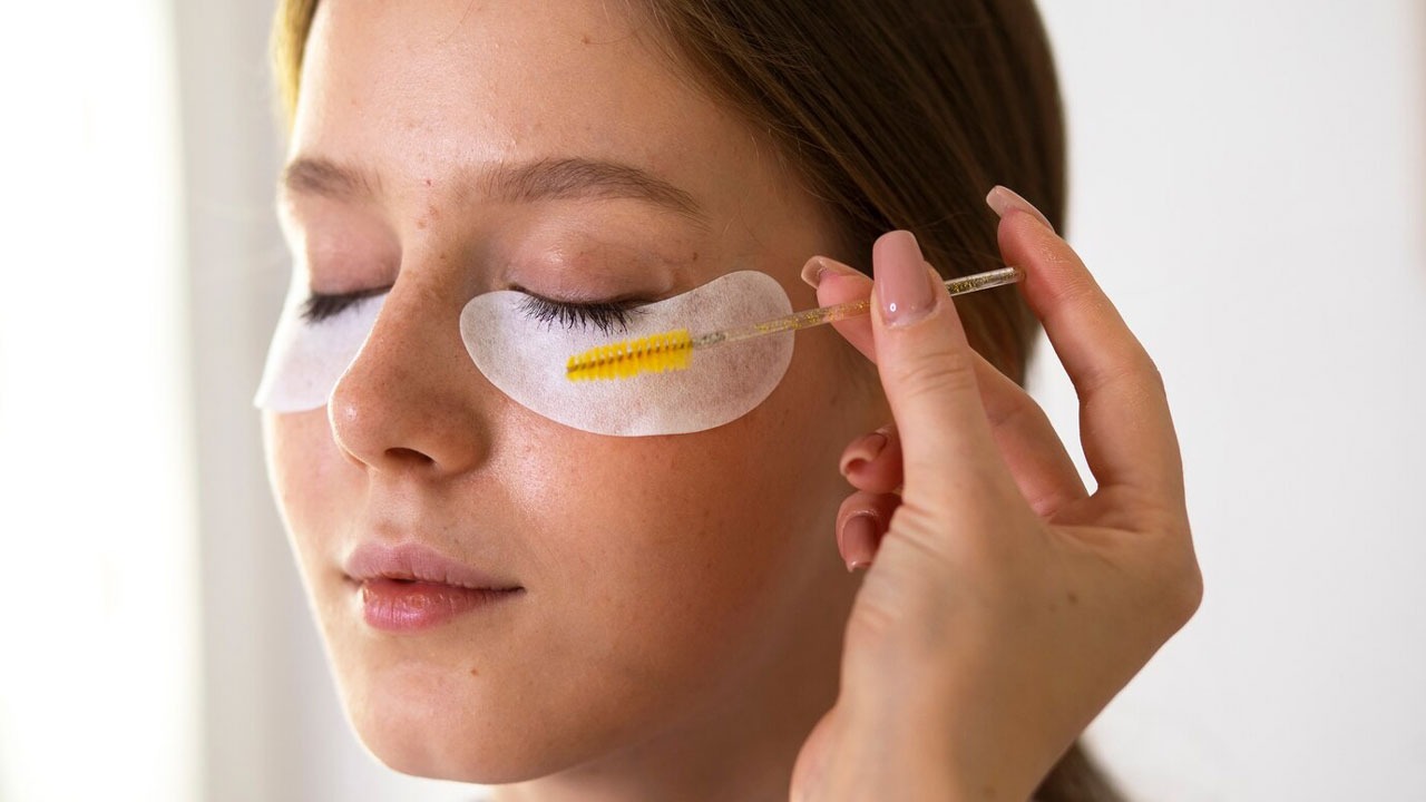 رازهای تقویت مژه‌ خانم‌ها [ زیبایی چشم‌هایتان را چند برابر کنید! ]