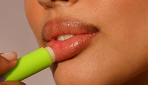 راهنمای کامل انتخاب بالم لب + نکات مهم برای داشتن لب‌های نرم و سالم