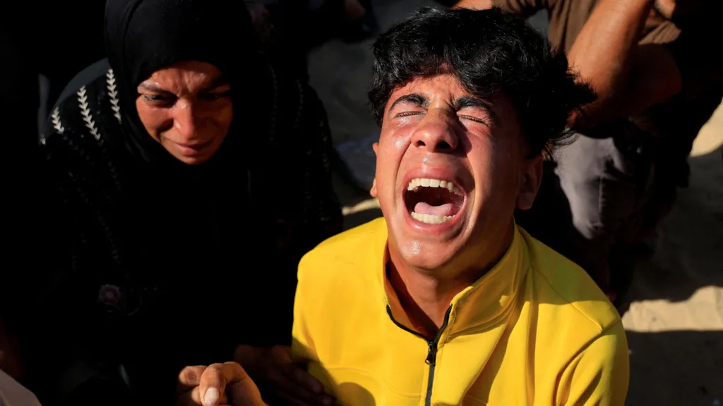 در بیمارستان ناصر، مردم برای کسانی که در حمله شبانه اسرائیل به یک چادر کشته شدند، سوگواری می‌کنند.