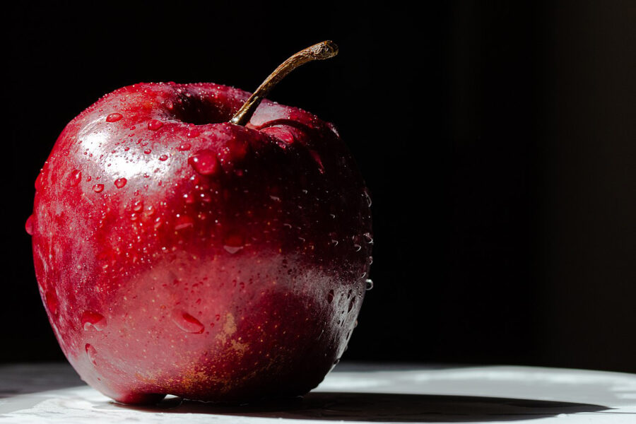 سیب با بهبود هضم و سلامت روده به کاهش وزن کمک می‌کند