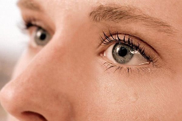  بررسی دلایل شایع آبریزش چشم در طول روز