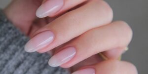 چگونه در خانه ناخن‌های خود را مثل ملکه‌ها مانیکور کنیم؟ مرحله‌به‌مرحله و کاملاً کاربردی