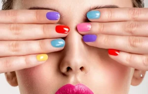 چگونه مثل حرفه ای ها لاک بزنیم؟ راهنمای گام به گام ناخن های جذاب