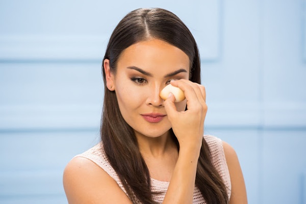 برای جلوگیری از عرق کردن زیر کرم پودر چه محصولی بزنیم؟